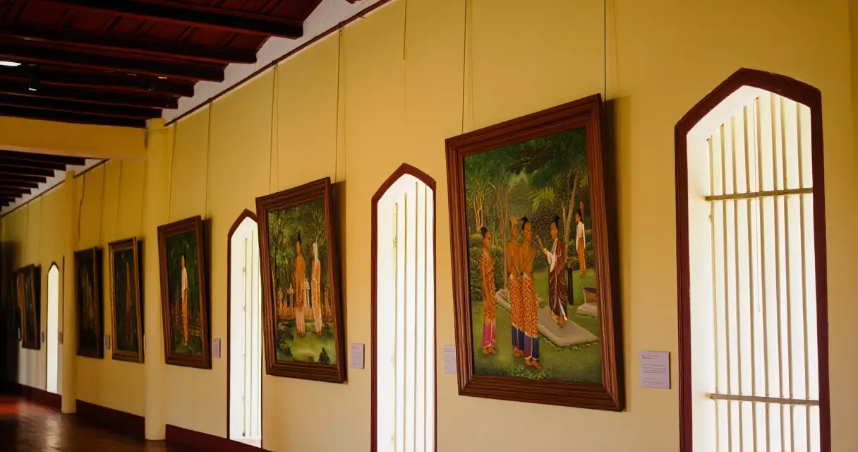ရန်ကုန်မြို့ရှိ ရိုးရာ အနုပညာပြခန်းတွင် မြန်မာ့ ရေးချပုံများ ခင်းကျင်းထားပုံ