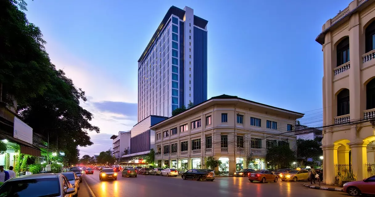ရန်ကုန်မြို့လယ်ဟိုတယ် လမ်းတန်းမြင်ကွင်း ညနေခင်း