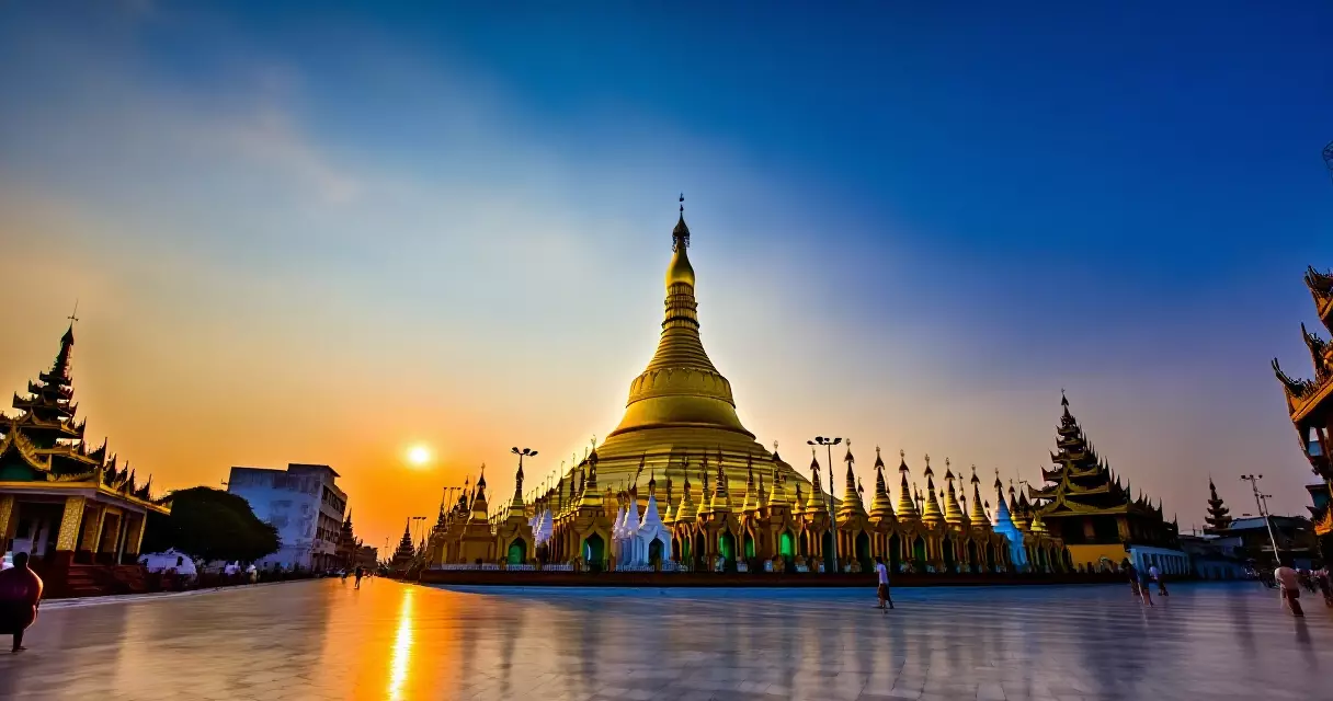 ရွှေတိဂုံဘုရားစေတီ ညနေဆည်းဆာ မှ ကြည့်ရှုမြင်ကွင်း