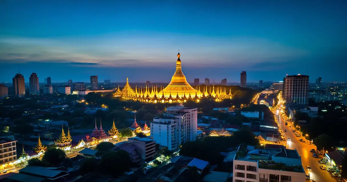 ညပိုင်းတွင် ရန်ကုန်မြို့ကြီး မြင်ကွင်းနှင့် ရွှေတိဂုံစေတီ အလင်းရောင်