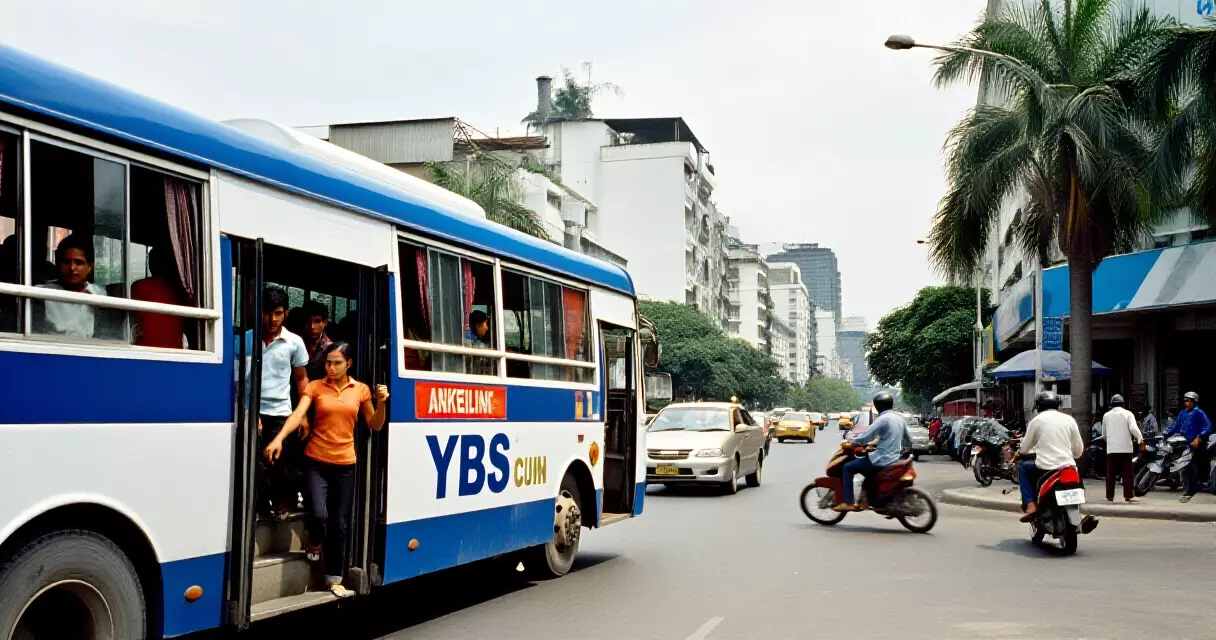 ရန်ကုန်မြို့တွင်း YBS ဘတ်စ်ကားကို ခရီးသည်များ တက်စီးနေသောမြင်ကွင်း