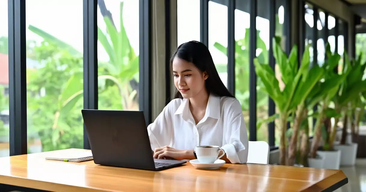 ရန်ကုန်မြို့ hybrid လုပ်ငန်းခွင်တွင် ကွန်ပျူတာဖြင့် လုပ်ကိုင်နေသော မြန်မာမိန်းမပျိုတစ်ဦး