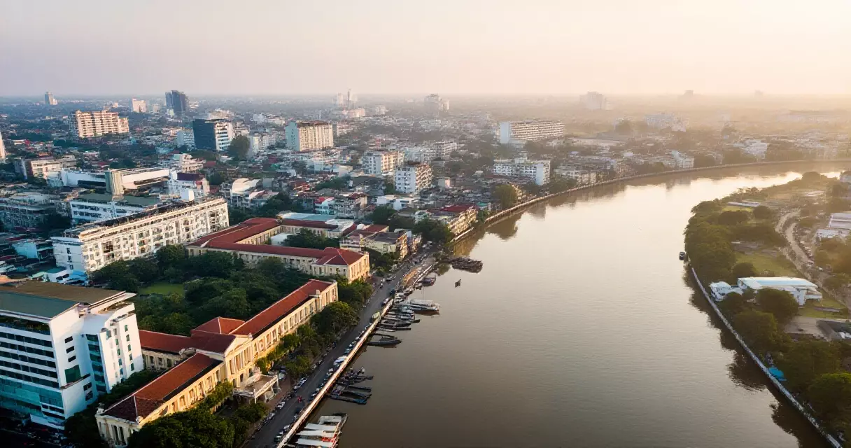 ရန်ကုန်မြို့ပြ မြင်ကွင်းကျယ် &mdash; မြစ်ကမ်းနဘေး ရိုးရာနှင့် ခေတ်သစ် တည်ဆောက်မှု ရောနှော