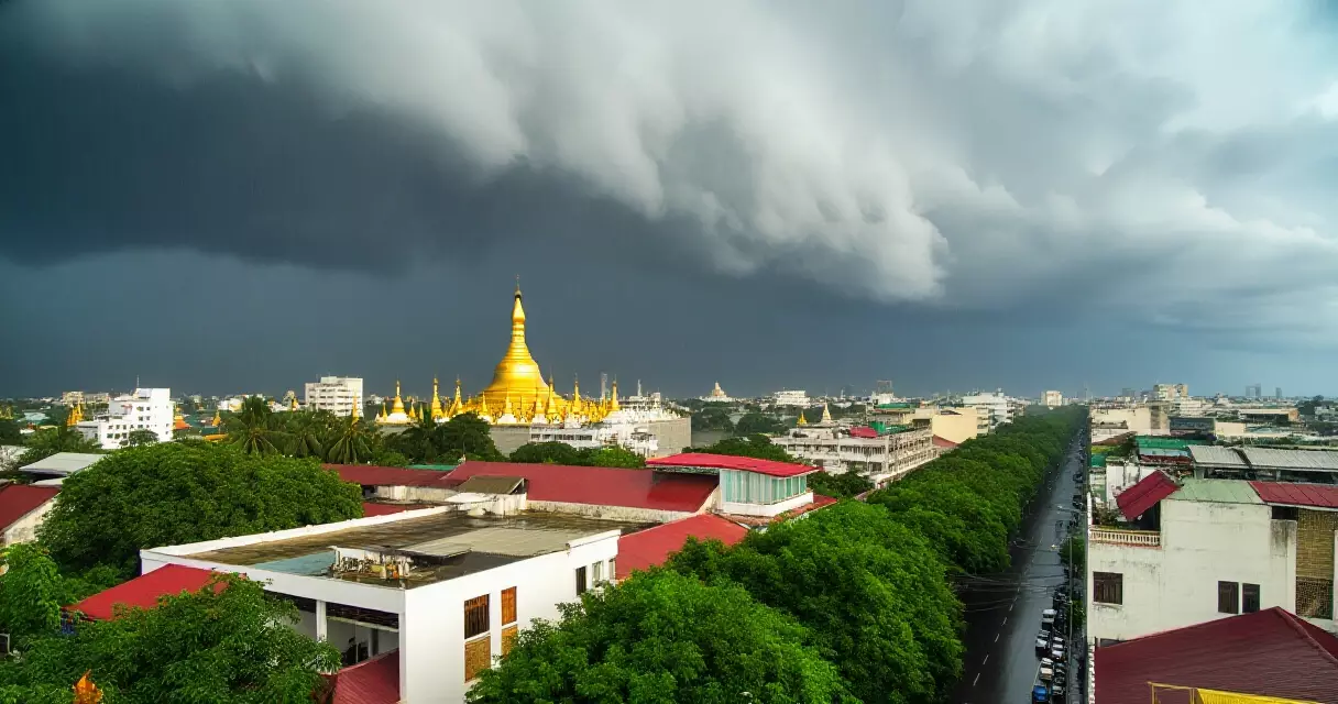 ရန်ကုန်မြို့အပေါ် မိုးရာသီ မဲမိုးတိမ်များ ဖြင့် မိုးသည်းထန်နေသော ဒြပ်မျက်နှာပြင် ရှုခင်း