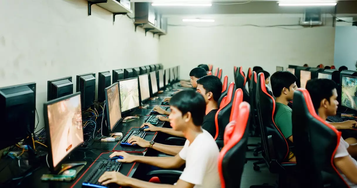 ရန်ကုန် esports gaming hall တွင် PUBG Mobile နှင့် MLBB ယှဉ်ပြိုင်နေသော လူငယ်များ