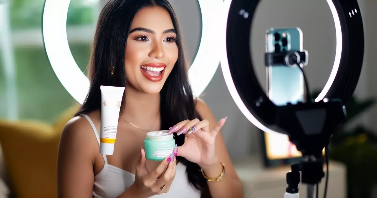 မြန်မာ ဈေးသည် TikTok Shop Live မှတဆင့် အလှကုန် ရောင်းချနေသော မြင်ကွင်း
