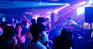 ရန်ကုန် Underground ဂီတနှင့် EDM ယဉ်ကျေးမှု — နိုင်ငံတကာ မီဒီယာ အာရုံကျသည့် မြို့သား လူငယ် ဖျော်ဖြေရေး လှိုင်းသစ်