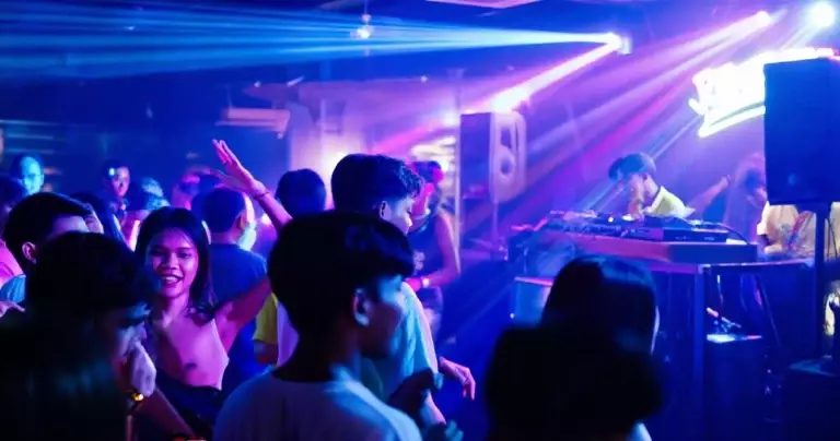 ရန်ကုန် Underground ဂီတနှင့် EDM ယဉ်ကျေးမှု — နိုင်ငံတကာ မီဒီယာ အာရုံကျသည့် မြို့သား လူငယ် ဖျော်ဖြေရေး လှိုင်းသစ်
