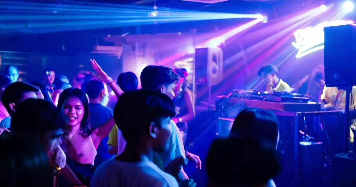 ရန်ကုန် Underground ဂီတနှင့် EDM ယဉ်ကျေးမှု — နိုင်ငံတကာ မီဒီယာ အာရုံကျသည့် မြို့သား လူငယ် ဖျော်ဖြေရေး လှိုင်းသစ်