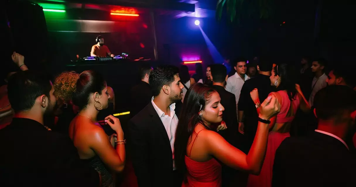 ရန်ကုန် Indoor Club ပွဲတော် ည &mdash; ခေတ်မီ မြို့ပြ လူငယ်များ ကျင်းပ