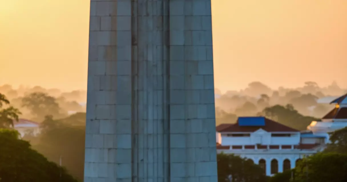 မဟာဗန္ဓုလ ပန်းခြံ Independence Monument မနက်ခင်း နေဦး အချိန်တွင်