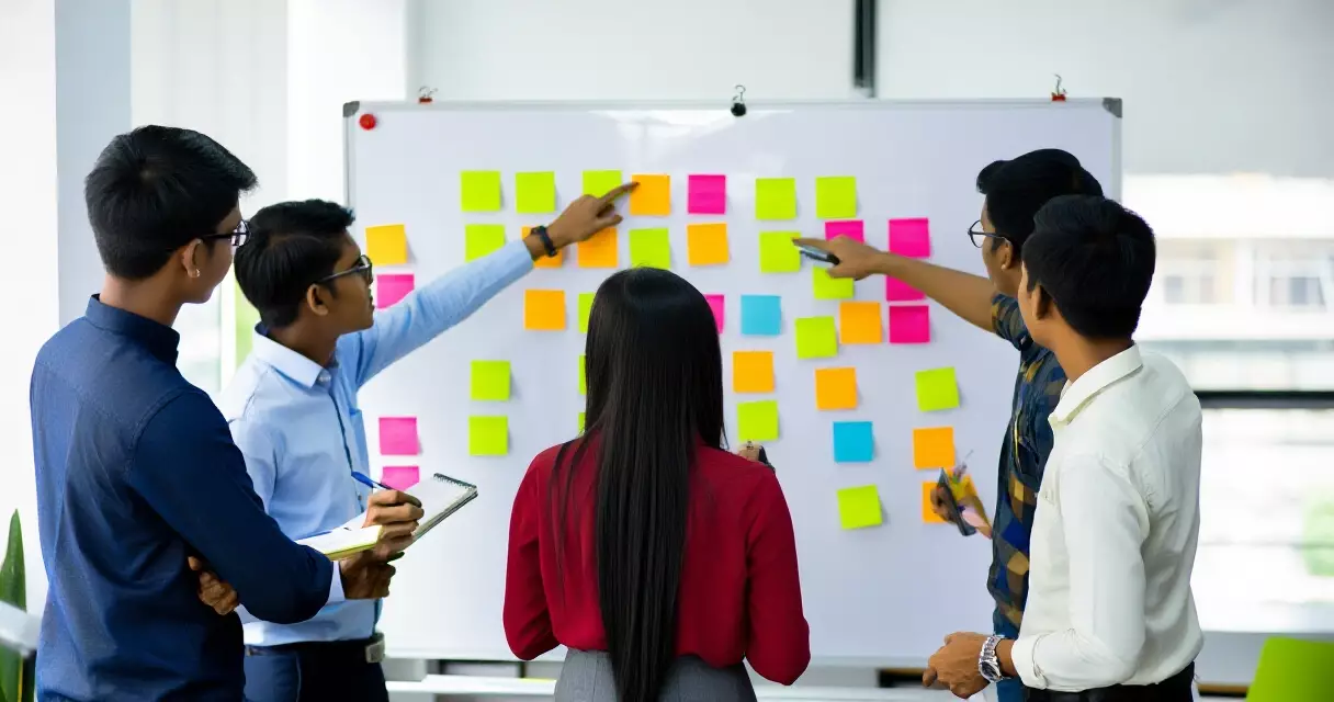 မြန်မာ startup အဖွဲ့သားများ စီးပွားရေး အစီအစဉ်များကို whiteboard ပေါ်တွင် ဆွေးနွေးနေပုံ