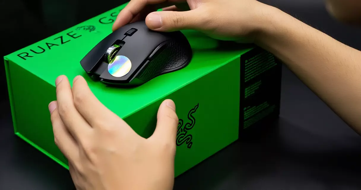 Razer mouse packaging ပေါ်ရှိ serial number စစ်ဆေးနေသောပုံ