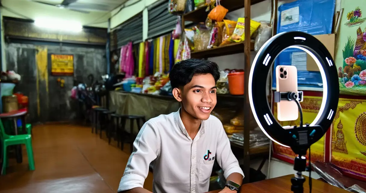 ရန်ကုန် ကုန်ဆိုင်ငယ် ပိုင်ရှင် TikTok ရိုက်ကူးနေသည့် မြင်ကွင်း