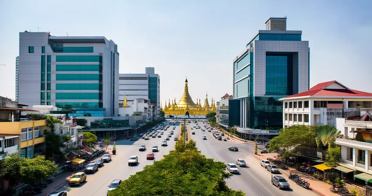 ရန်ကုန်မြို့လယ်ရှိ ခေတ်မီ ရုံးအဆောက်အအုံများနှင့် လမ်းမများ